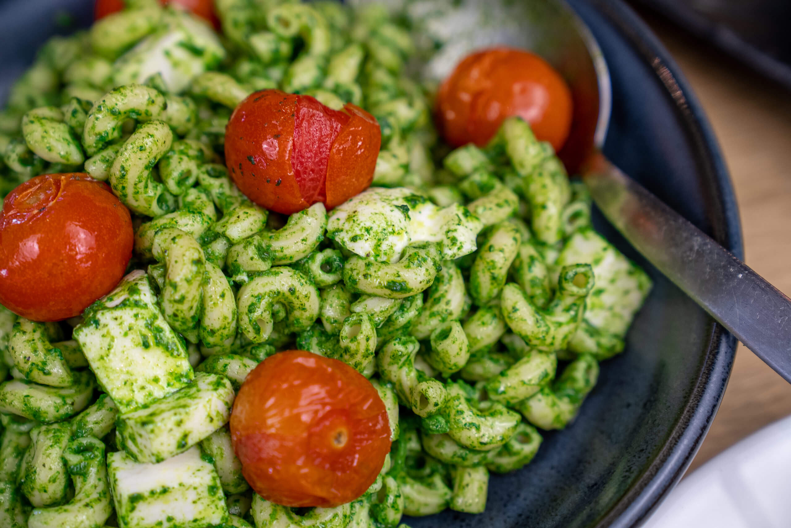 pesto noodles with tomatoes